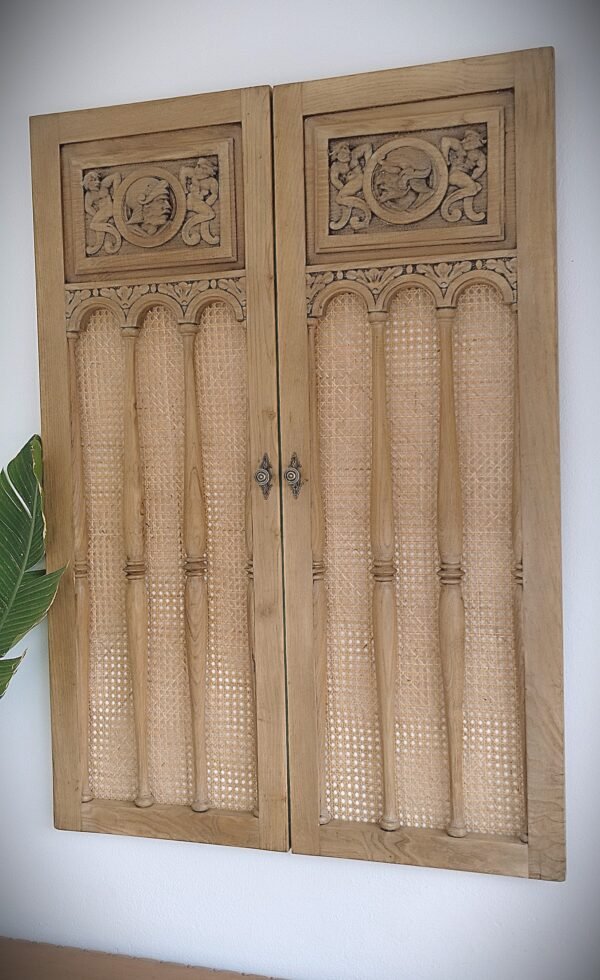 Puertas artesanales de madera tallada