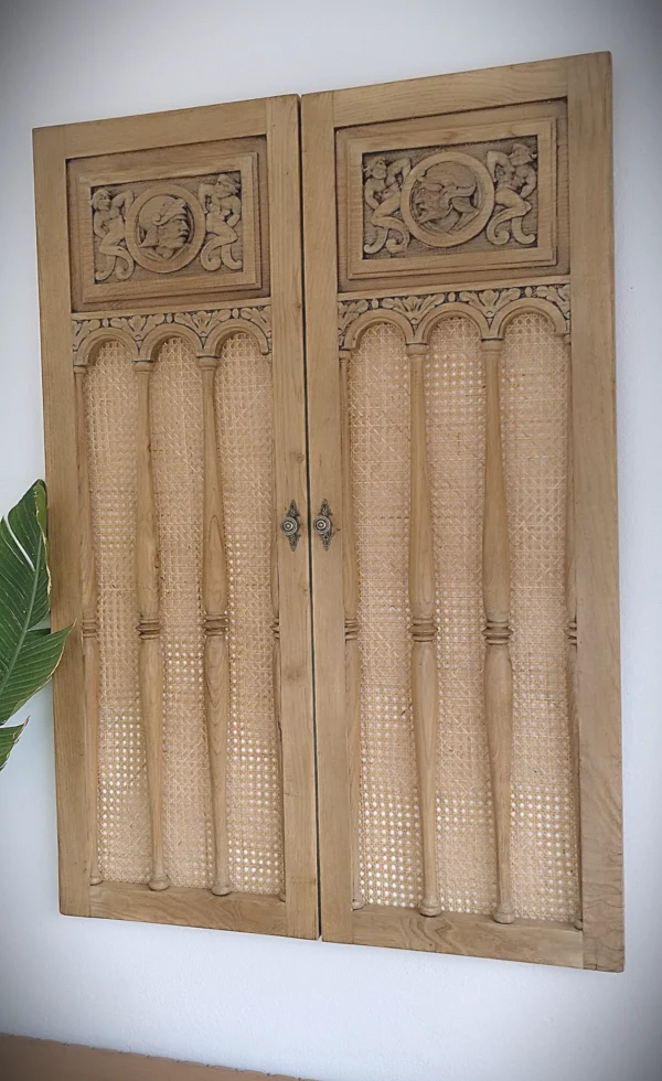 Puertas artesanales de madera tallada