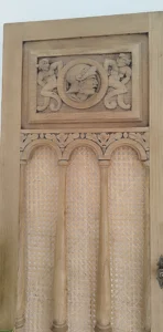 Puertas artesanales de madera tallada