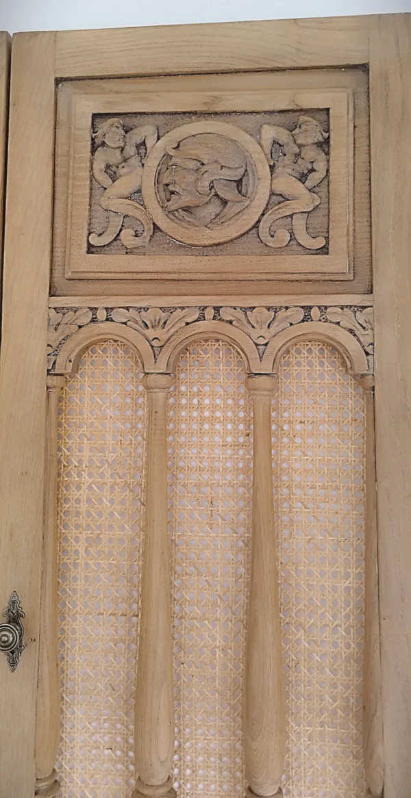 Puertas artesanales de madera tallada